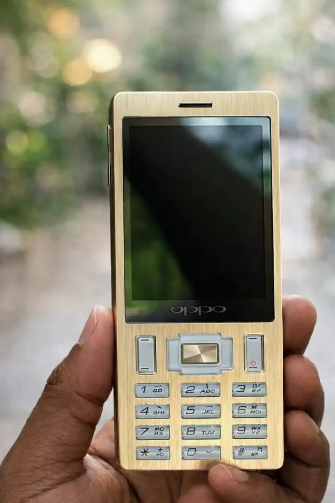 OPPO A103, primeiro celular lançado pela marca em 2008, com teclado físico e design compacto.